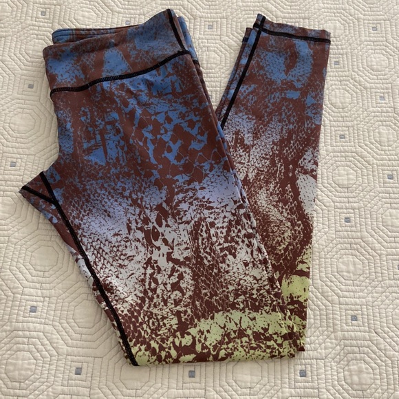 Bundle-VM/MV leggings & bra. Leggings size L, No tag, top size medium. Like new - Picture 3 of 10